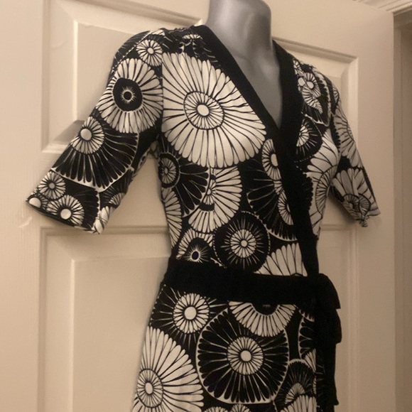 Black and white floral wrap dress - Picture 5 of 8